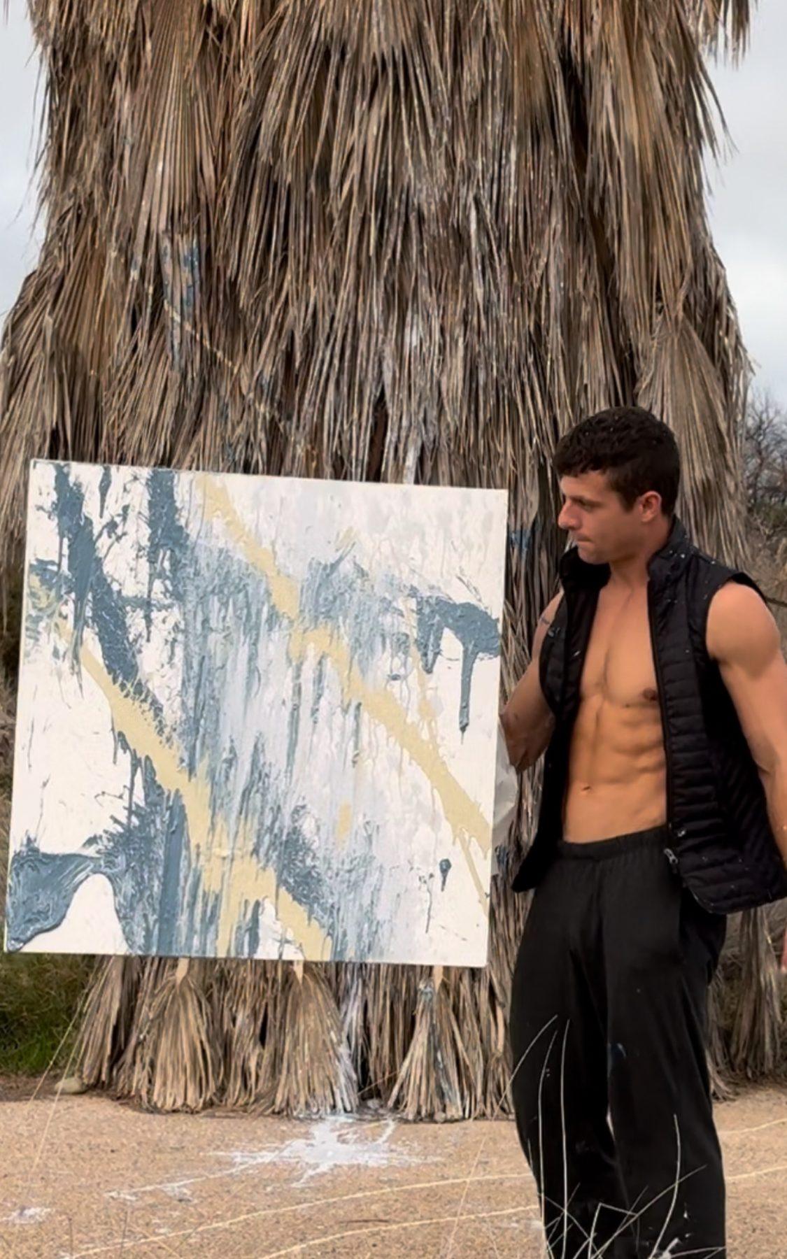 Alejandro Sánchez holding Mojácar at the palm trunk in southern Spain where it was painted